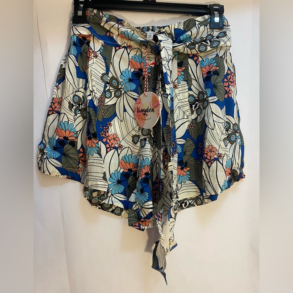 NWT Hayden Los Angeles Woman's Floral Shorts‎ Size Small